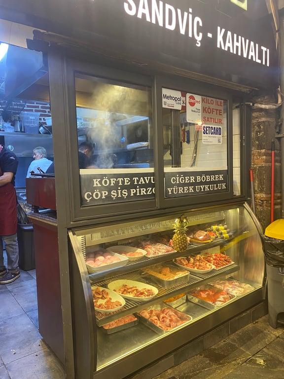SELİM DE ÇEŞME KUMRU TOST SANDVİÇ IZGARA KÖFTE KONAK ÇEŞME KUMRU fotoğraf 3
