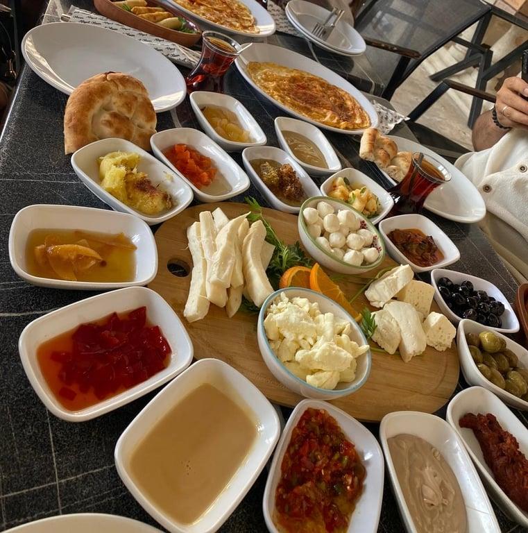 MİDYAT BEYAZ KONAK YÖRESEL SERPME KAHVALTI KAFE RESTORAN&TARİHİ KONAK fotoğraf 9