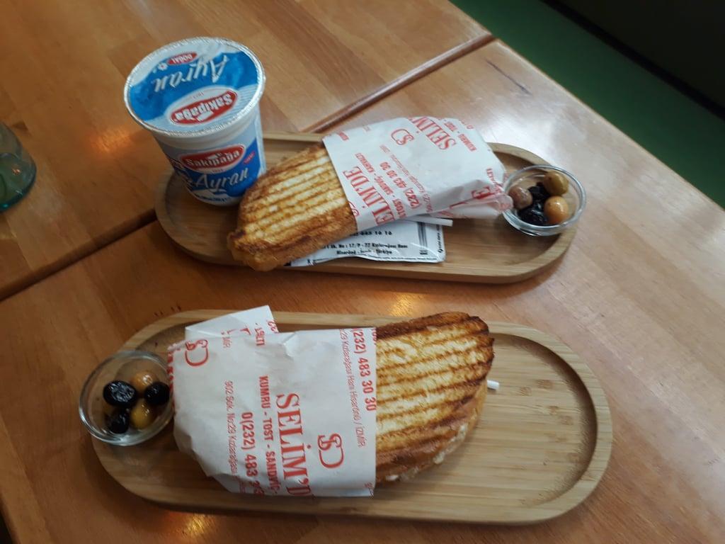 SELİM DE ÇEŞME KUMRU TOST SANDVİÇ IZGARA KÖFTE KONAK ÇEŞME KUMRU fotoğraf 8