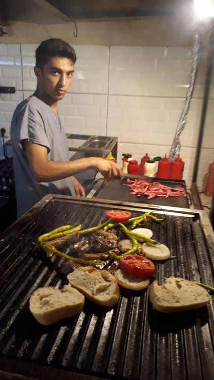 SELİM DE ÇEŞME KUMRU TOST SANDVİÇ IZGARA KÖFTE KONAK ÇEŞME KUMRU fotoğraf 15