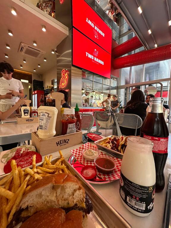 Two Hands Burger & Toastery fotoğraf 11