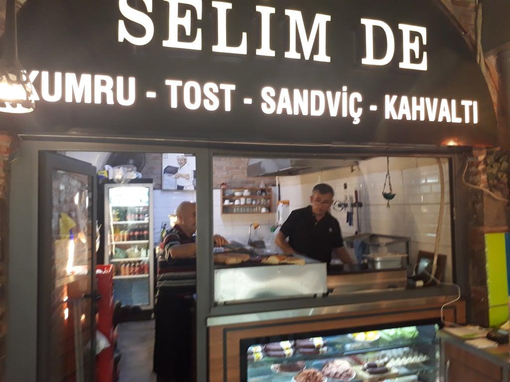 SELİM DE ÇEŞME KUMRU TOST SANDVİÇ IZGARA KÖFTE KONAK ÇEŞME KUMRU fotoğraf 7