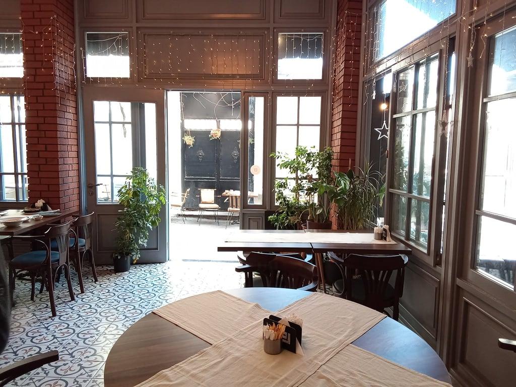 Madame Roza Cafe & Restaurant