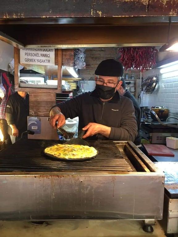 SELİM DE ÇEŞME KUMRU TOST SANDVİÇ IZGARA KÖFTE KONAK ÇEŞME KUMRU fotoğraf 6