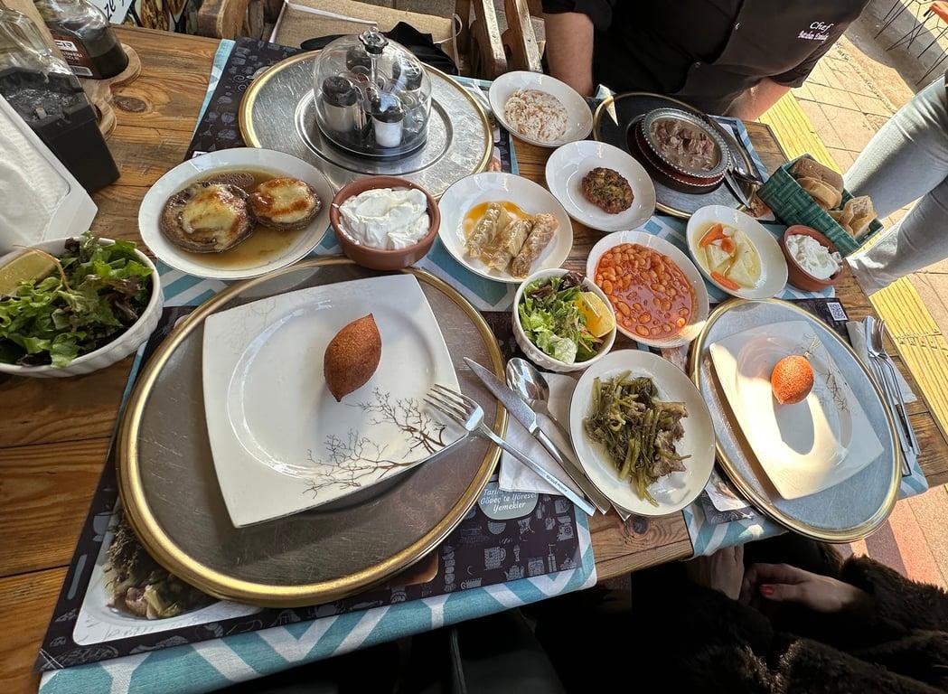 İzmir Tarihi Asansör Göveç'te Yöresel Yemekler fotoğraf 4