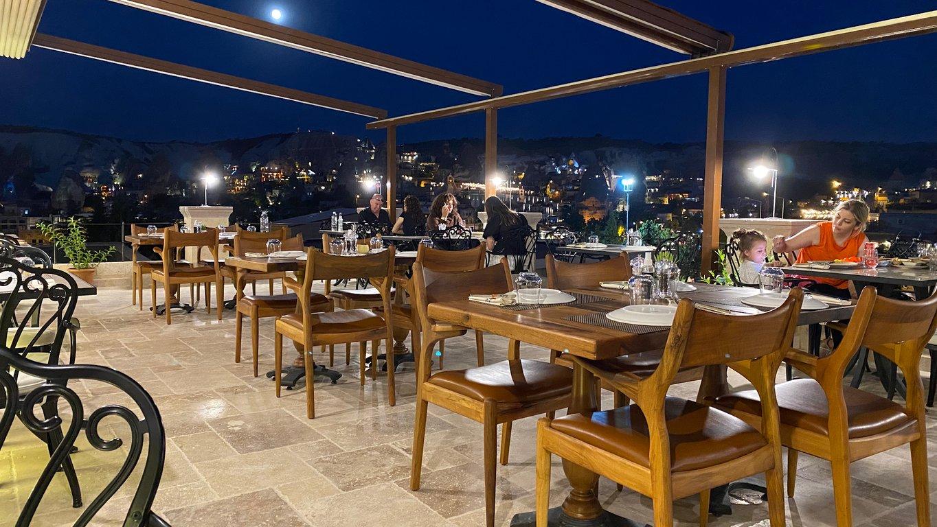 Cratus Premium Restaurant & Lounge