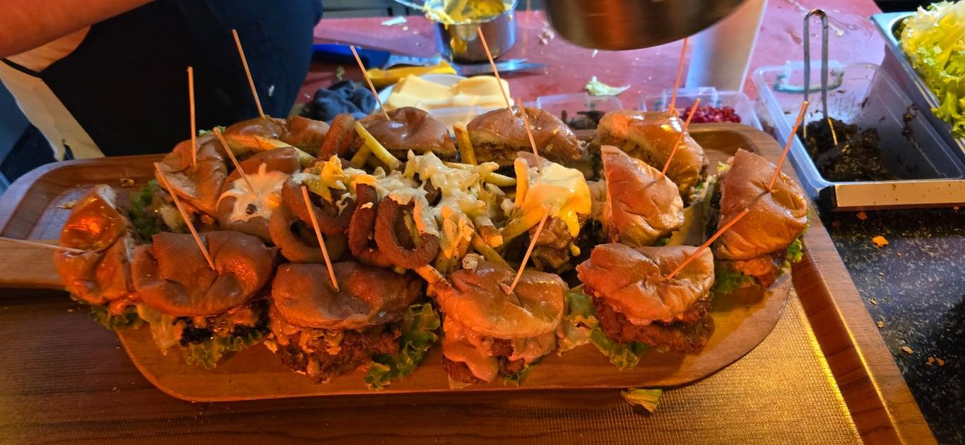 Chuck Burger fotoğraf 7