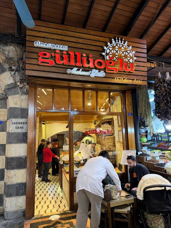 Tarihi Elmacıpazarı Güllüoğlu Baklava