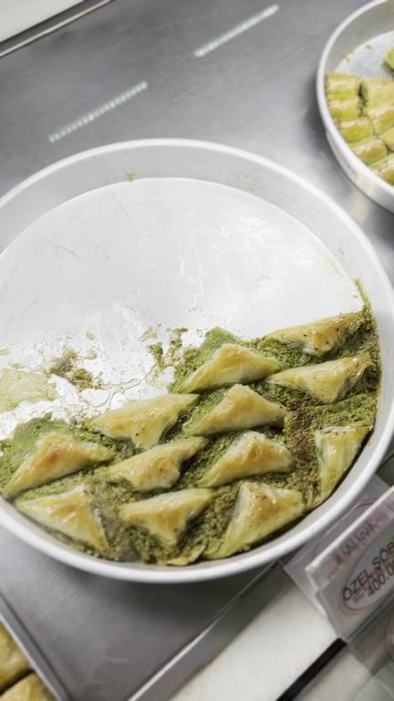 Tarihi Elmacıpazarı Güllüoğlu Baklava fotoğraf 3