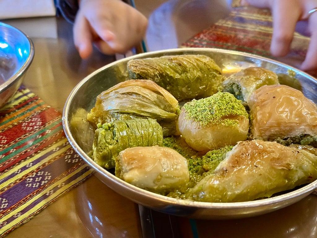 Tarihi Elmacıpazarı Güllüoğlu Baklava fotoğraf 7