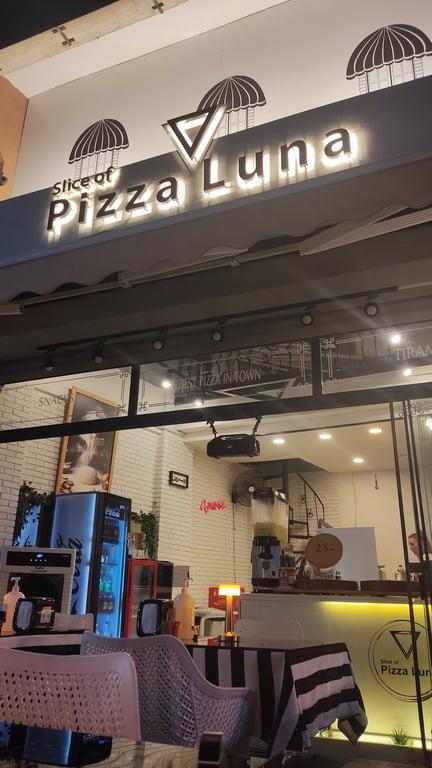 Slice of Pizza Luna fotoğraf 3